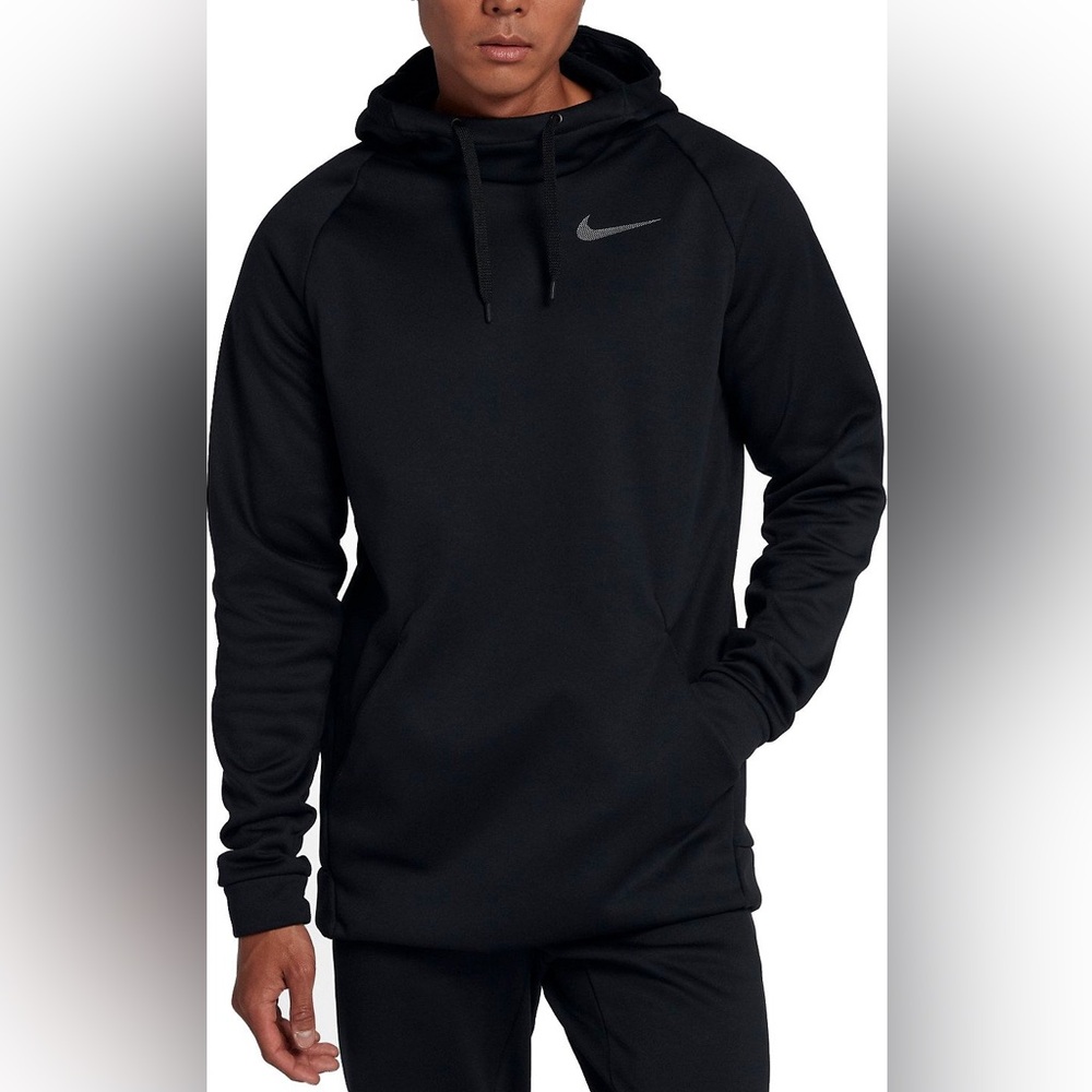 Nike Therma Pullover Hoodie in Black